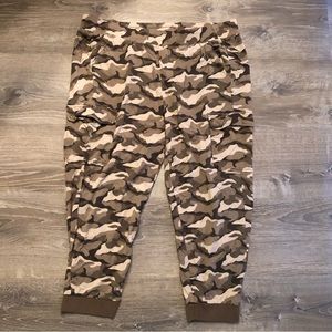 EUC Torrid Camouflage Casual Pants - High Rise sz 2